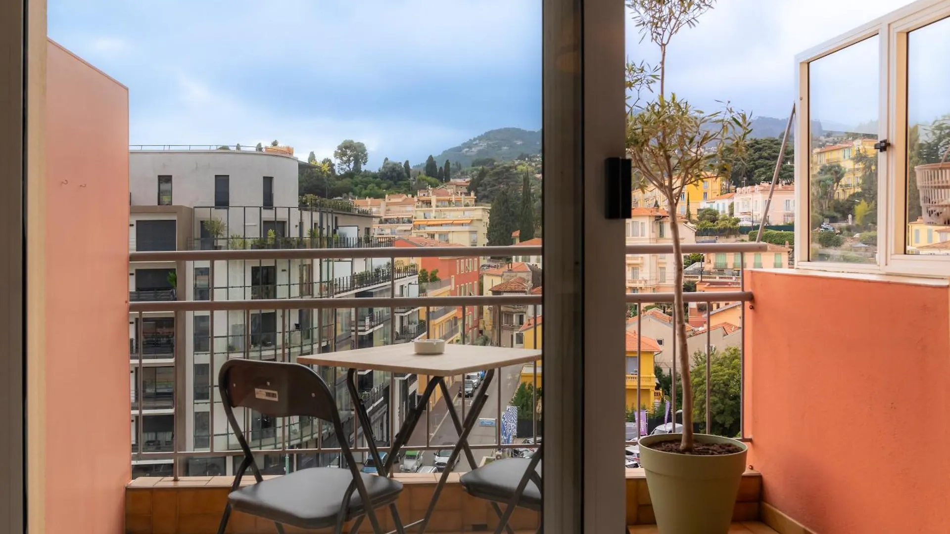 2 Pieces - 4 Personnes - Entierement Equipe Et Idealement Situe Proche Toutes Commodites Menton France